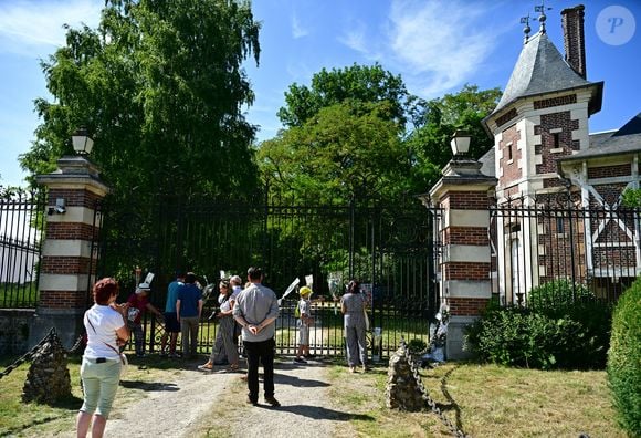 Exclusif - Un an jour pour jour après le décès d'Alain Delon, son fils Anthony (avec Loubo, le berger belge de son père) lui a rendu hommage au domaine familial de Douchy dans le Loiret, France, le 18 août 2025 © Christian Liewig/Bestimage