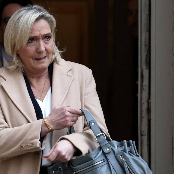 Il faut dire que l'annonce de sa disparition a été brutale, pour la cheffe du file du Rassemblement national (RN) : elle a appris le décès de son père lors d'une escale, dans un avion qui la ramenait d'un déplacement à Mayotte, relate Le Parisien.
Marine Le Pen arrive à l'hôtel Matignon pour une réunion avec le Premier ministre M. Barnier et les responsables politiques des oppositions le 25 novembre 2024.
