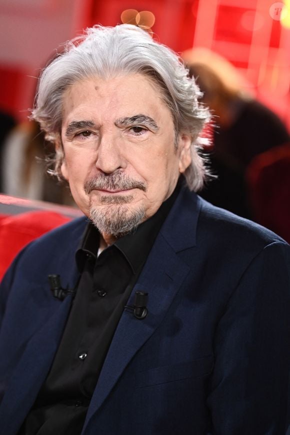 Exclusif - Serge Lama - Enregistrement de l'émission "Vivement dimanche" au studio Gabriel à Paris le 23 janvier 2024, diffusée le 11 février 2024 sur France 3. 
© Guillaume Gaffiot / Bestimage