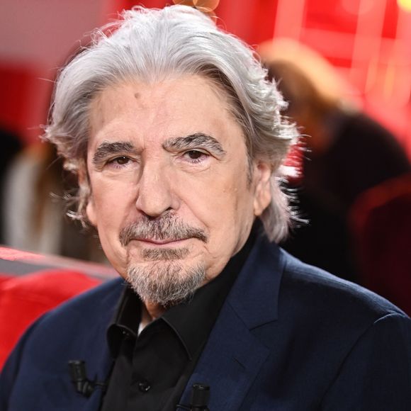 Exclusif - Serge Lama - Enregistrement de l'émission "Vivement dimanche" au studio Gabriel à Paris le 23 janvier 2024, diffusée le 11 février 2024 sur France 3. 
© Guillaume Gaffiot / Bestimage