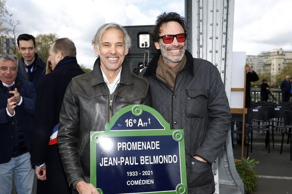 Paul Belmondo, Anthony Delon - Inauguration de "La promenade Jean-Paul Belmondo" au terre-plein central du pont de Bir-Hakeim, ouvrage public communal situé sous le viaduc du métro aérien, à Paris (15e, 16e) le 12 avril 2023. Lors de la séance d’octobre 2021, le Conseil de Paris avait décidé d'honorer la mémoire de Jean-Paul Belmondo, comédien, producteur de cinéma et directeur de théâtre français. Cet emplacement, immortalisé par la scène de cascade réalisée par l’acteur dans le film d’Henri Verneuil Peur sur la Ville (1975), est identifié par le plan annexé à la délibération. Cette dénomination s’effectue en dérogation à la règle qui prévoit que le nom d’une personnalité ne peut être attribué à une voie publique de Paris que cinq ans au plus tôt après son décès. © Cyril Moreau/Bestimage