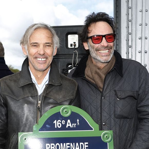 Paul Belmondo, Anthony Delon - Inauguration de "La promenade Jean-Paul Belmondo" au terre-plein central du pont de Bir-Hakeim, ouvrage public communal situé sous le viaduc du métro aérien, à Paris (15e, 16e) le 12 avril 2023. Lors de la séance d’octobre 2021, le Conseil de Paris avait décidé d'honorer la mémoire de Jean-Paul Belmondo, comédien, producteur de cinéma et directeur de théâtre français. Cet emplacement, immortalisé par la scène de cascade réalisée par l’acteur dans le film d’Henri Verneuil Peur sur la Ville (1975), est identifié par le plan annexé à la délibération. Cette dénomination s’effectue en dérogation à la règle qui prévoit que le nom d’une personnalité ne peut être attribué à une voie publique de Paris que cinq ans au plus tôt après son décès. © Cyril Moreau/Bestimage