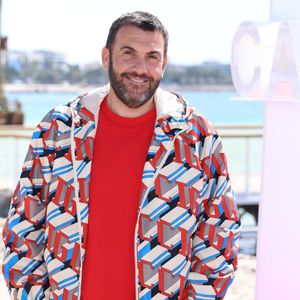 Laurent Ournac lors du photo call de ''Camping paradis'  sur la plage du Majestic lors de la 7eme saison de 'CanneSeries' à Cannes le 6 Avril 2024. © Denis Guignebourg/BestImage