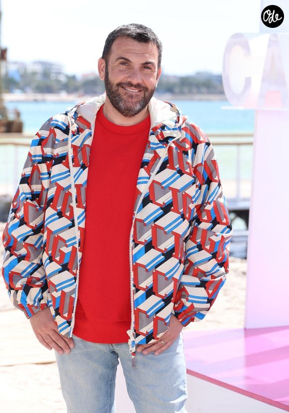 Laurent Ournac lors du photo call de ''Camping paradis'  sur la plage du Majestic lors de la 7eme saison de 'CanneSeries' à Cannes le 6 Avril 2024. © Denis Guignebourg/BestImage