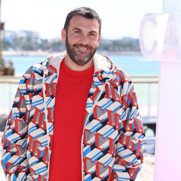 Laurent Ournac lors du photo call de ''Camping paradis'  sur la plage du Majestic lors de la 7eme saison de 'CanneSeries' à Cannes le 6 Avril 2024. © Denis Guignebourg/BestImage