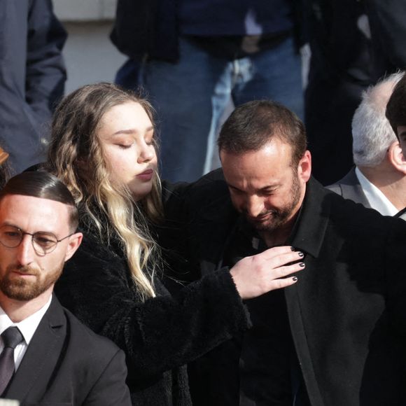 Triste journée pour le cinéma ! 

La fille d'Emilie Dequenne, Milla Savarese, Michel Ferracci et son fils Enzo et Mael lors des funérailles de l'actrice belge Emilie Dequenne au crématorium du cimetière du Père Lachaise à Paris, France. Emilie Dequenne, qui avait remporté le prix de la meilleure actrice au Festival de Cannes pour son premier rôle dans le film Rosetta des Dardenne, est décédée à l'âge de 43 ans des suites d'un cancer rare des glandes surrénales. Photo by Nasser Berzane/ABACAPRESS.COM