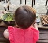 On voit sa fille, dans une combishort rose en éponge, profiter de l'apéro !

La petite-fille de Gérard Jugnot, fruit des amours entre son fils Arthur et l'actrice Flavie Péan, a bientôt 1 an !