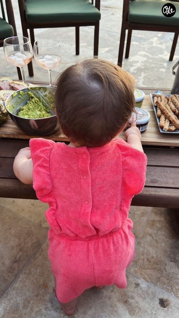 On voit sa fille, dans une combishort rose en éponge, profiter de l'apéro !

La petite-fille de Gérard Jugnot, fruit des amours entre son fils Arthur et l'actrice Flavie Péan, a bientôt 1 an !