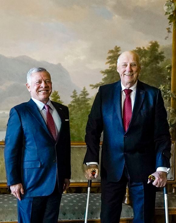Bien l'opération soit "simple", elle n'a pas été publiquement annoncée en amont... De quoi surprendre l'ensemble de la presse jordanienne.

Le roi Harald V, la reine Sonja et le prince Haakon de Norvège reçoivent le roi Abdallah II de Jordanie au palais royal à Oslo, le 14 mars 2022. (Zuma Press/Bestimage).