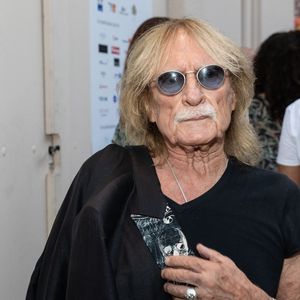 Gérard Bevilacqua, frère de Christophe et oncle de Romain Vidal, a pu prendre la parole sur son neveu face à Sophie Davant pour le podcast "Les Histoires d’amour extraordinaires", samedi 12 septembre dernier sur Europe 1.
Exclusif - Le chanteur Christophe (Daniel Bevilacqua)avant le concert "Depardieu Chante Barbara" au Festival de Ramatuelle, France, le 11 août 2019. © Cyril Bruneau/Festival de Ramatuelle/Bestimage