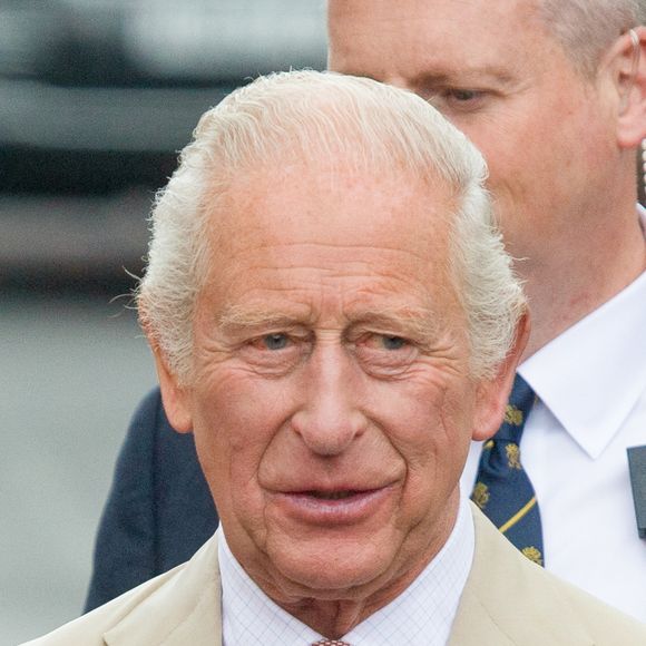 L'année dernière, le Palais de Buckingham a annoncé que Charles III souffrait d’un cancer, précisant qu’il suivait un traitement qui limiterait ses activités.

Le roi Charles III d'Angleterre et Camilla Parker Bowles, reine consort d'Angleterre, rencontrent le public à Newmarket, Royaume Uni, lors de leur visite du National Stud et des salles du Jockey Club. © Tayfun Salci/ZUMA Press Wire / BestimageBestimage