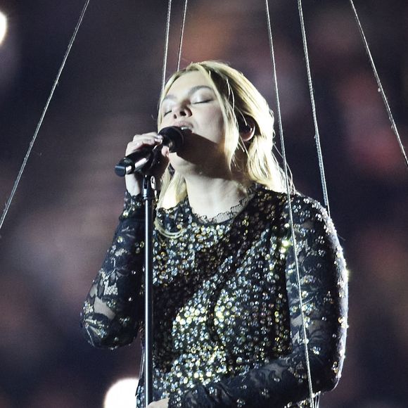 Louane représentera la France avec sa chanson "maman"

La chanteuse Louane (Louane Emera), représentante de la France au concours de l'Eurovision, interpréte pour la première fois son titre Maman, en hommage à sa mère décédée lorsqu'elle avait 17 ans, devant les 80 000 spectateurs, suspendue sur une plateforme, plusieurs mètres au-dessus de la pelouse et des musiciens, du Stade de France à la mi-temps du match du Tournoi des Six Nations opposant la France à l'Écosse, à Saint-Denis, Seine Saint-Denis, France, le 15 mars 2025. © Cyril Moreau/Bestimage
