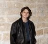 Ce dernier assume de ne promouvoir désormais que les projets de ses amis proches ou les titres qu'il apprécie réellement.

Ulysse Saragas (Star Academy) au défilé Jeanne Friot Collection Prêt-à-Porter Mode Masculine Automne / Hiver 2026-2027 lors de la Fashion Week de Paris (PFW), le 20 Janvier 2026. Jeremy Melloul/Bestimage