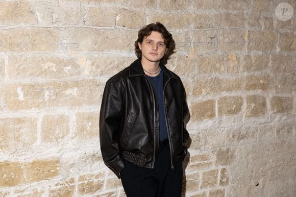 Ce dernier assume de ne promouvoir désormais que les projets de ses amis proches ou les titres qu'il apprécie réellement.

Ulysse Saragas (Star Academy) au défilé Jeanne Friot Collection Prêt-à-Porter Mode Masculine Automne / Hiver 2026-2027 lors de la Fashion Week de Paris (PFW), le 20 Janvier 2026. Jeremy Melloul/Bestimage