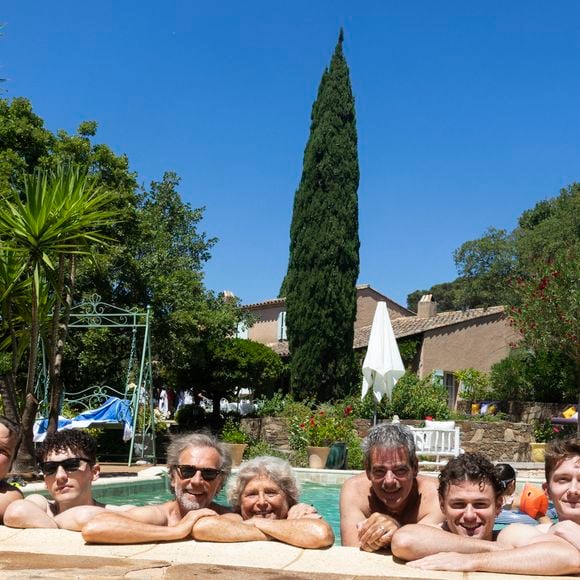 car c'est dans une grande villa que tout le monde a été logé 

Exclusif - Helie Thonnat, Jacqueline Franjou (Fondatrice et présidente du Festival de Ramatuelle), joseph hartmann, Maxence Seva, Maxime Huriguen, Olivier Bouana, Pierre Delage, Stéphane Freiss - Représentation de la pièce de théâtre "Le cercle des poètes disparus" au Théâtre de Verdure lors du 41ème Festival de Ramatuelle le 2 aout 2025. © Cyril Bruneau / Festival de Ramatuelle / Bestimage