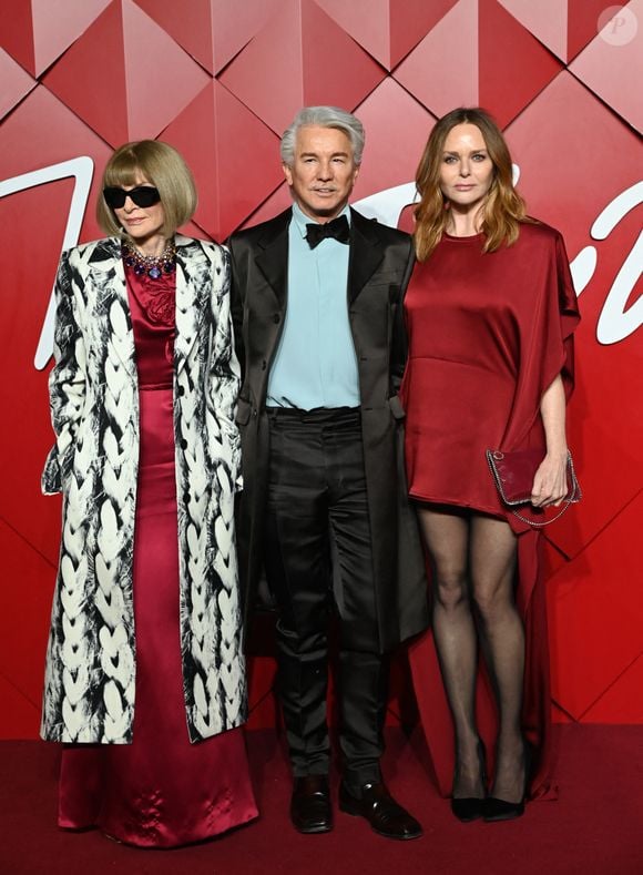 Elle n'était pas la seule à avoir fait le déplacement puisqu'Anna Wintour, Baz Luhrmann et Stella McCartney étaient également de la partie
Stella McCartney, Baz, Anna Wintour aux British Fashion Awards 2024 au Royal Albert Hall, à Londres, le 2 décembre 2024.