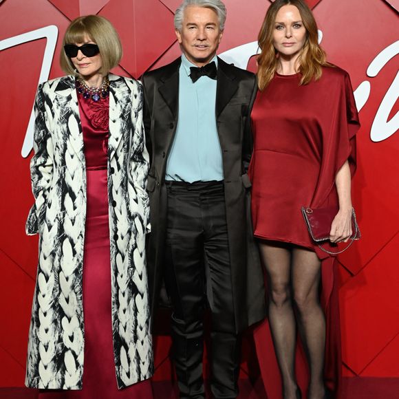 Elle n'était pas la seule à avoir fait le déplacement puisqu'Anna Wintour, Baz Luhrmann et Stella McCartney étaient également de la partie
Stella McCartney, Baz, Anna Wintour aux British Fashion Awards 2024 au Royal Albert Hall, à Londres, le 2 décembre 2024.