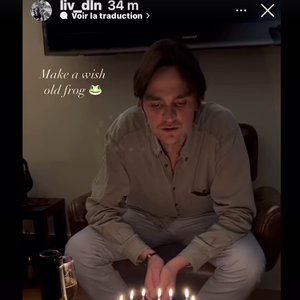 Anthony Delon, le frère aîné de la fratrie, a, lui aussi, souhaité marquer le coup en republiant une photo du benjamin soufflant ses bougies. Une famille unie !

Anthony Delon a repartagé une photo du compte Instagram de sa fille Liv sur laquelle on peut voir Alain-Fabien Delon souffler ses bougies d'anniversaire le mardi 18 mars 2025