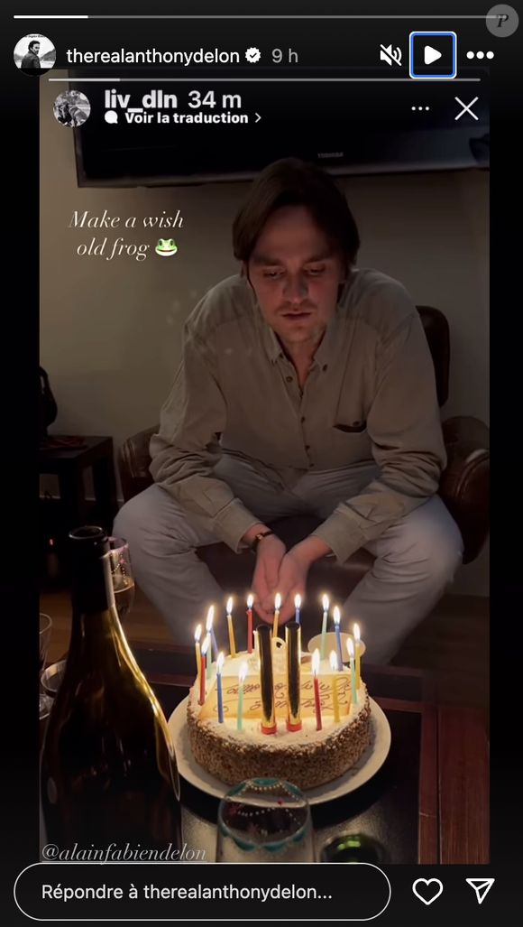 Anthony Delon, le frère aîné de la fratrie, a, lui aussi, souhaité marquer le coup en republiant une photo du benjamin soufflant ses bougies. Une famille unie !

Anthony Delon a repartagé une photo du compte Instagram de sa fille Liv sur laquelle on peut voir Alain-Fabien Delon souffler ses bougies d'anniversaire le mardi 18 mars 2025