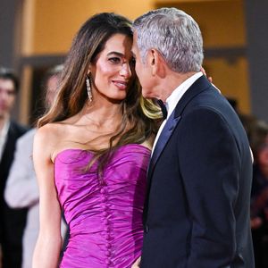 Quelques heures plus tard, l'acteur et sa femme, Amal Clooney, ont fait forte impression sur le tapis rouge.

George Clooney et Amal Clooney assistent à la première de "Jay Kelly" au Festival international du film de Venise au Lido de Venise, le 28 août 2025. 

Photo : Aurore Marechal / ABACAPRESS.COM