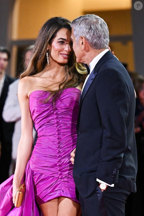 Quelques heures plus tard, l'acteur et sa femme, Amal Clooney, ont fait forte impression sur le tapis rouge.

George Clooney et Amal Clooney assistent à la première de "Jay Kelly" au Festival international du film de Venise au Lido de Venise, le 28 août 2025. 

Photo : Aurore Marechal / ABACAPRESS.COM