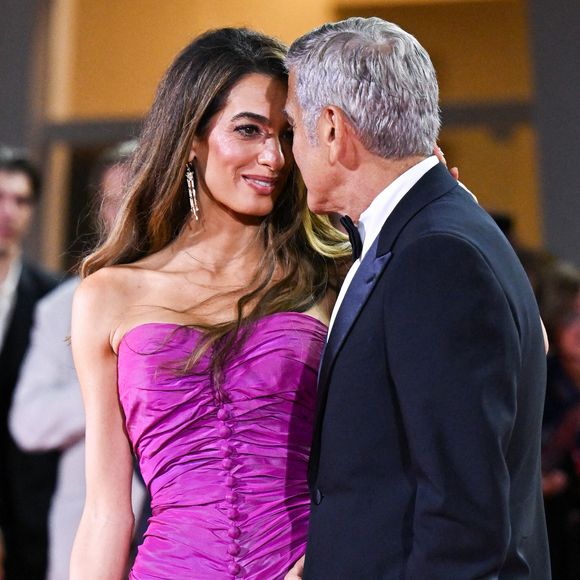 Quelques heures plus tard, l'acteur et sa femme, Amal Clooney, ont fait forte impression sur le tapis rouge.

George Clooney et Amal Clooney assistent à la première de "Jay Kelly" au Festival international du film de Venise au Lido de Venise, le 28 août 2025. 

Photo : Aurore Marechal / ABACAPRESS.COM