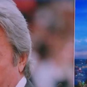 Captures d'écran d'Anouchka Delon qui a pris la parole face aux dernières accusations de son frère, Anthony sur le plateau du JT de Audrey Crespo-Mara sur TF1 le 7 janvier 2023.
Une famille qui se déchire. Depuis maintenant quatre jours, une guerre entre Anouchka et Anthony Delon a éclaté. Ce jeudi 4 janvier, dans les colonnes de Paris Match, Anthony Delon a déclaré avoir posé une main courante contre sa soeur. Il lui reproche d'avoir dissimulé l'état de santé de leur père, Alain Delon, qui aurait passé des tests et ne serait plus lucide : "Elle nous a caché ces résultats pour des intérêts personnels", s'était-il exclamé. Face à ces accusations, Anouchka Delon a porté plainte pour diffamation, dénonciation calomnieuse, menace et harcèlement.
Mais cela ne s'arrête pas là. Vendredi dernier, Anthony Delon a accusé sa soeur d'encourager leur père à quitter la France pour aller vivre en Suisse. Et d'après lui, les raisons sont purement fiscales. "La crainte de ma soeur, c’est qu’il soit redéfini comme citoyen français", a-t-il précisé. Invitée sur le plateau de TF1 dans le journal de 20h, Anouchka Delon a pris la parole ce dimanche 7 janvier pour répondre à ces attaques. "Depuis l'AVC de mon père, mes frères et moi avions accès aux mêmes informations, je ne vois pas pourquoi j'aurais dissimulé ce genre d'informations, cela lui appartient. Tout ce qui sort dans la pesse ou à la télévision lui appartient. Je n'ai pas menti, je n'avais pas accès à ces informations", a-t-elle affirmé.