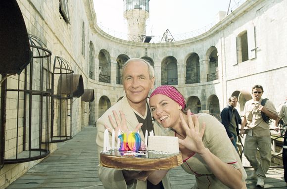 Archives -  En France, en Poitou-Charentes, à Fort Boyard, à l'occasion des dix ans de l'émission, Patrice Laffont tenant un gâteau d'anniversaire décoré de bougies, aux côtés de Cendrine Dominguez souriante
© Bruno Schneider via Bestimage