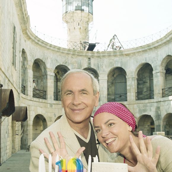 Archives -  En France, en Poitou-Charentes, à Fort Boyard, à l'occasion des dix ans de l'émission, Patrice Laffont tenant un gâteau d'anniversaire décoré de bougies, aux côtés de Cendrine Dominguez souriante
© Bruno Schneider via Bestimage