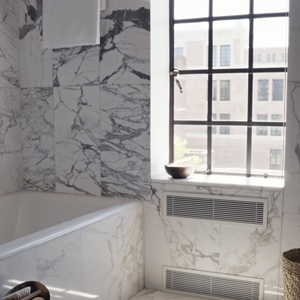 L'appartement mêle pièces de designers, objets chinés et éléments plus accessibles.

Julianne Moore a ouvert les portes de son appartement à New-York. Capture d'écran Youtube