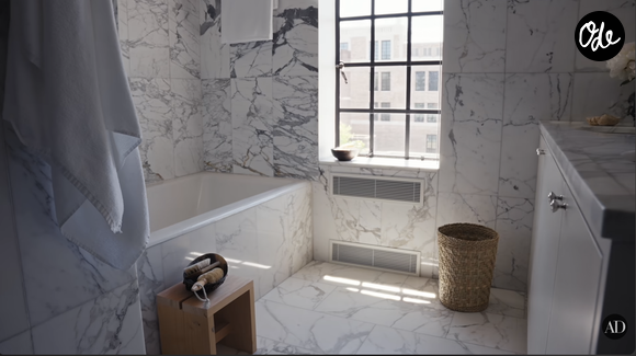 L'appartement mêle pièces de designers, objets chinés et éléments plus accessibles.

Julianne Moore a ouvert les portes de son appartement à New-York. Capture d'écran Youtube