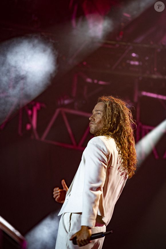 Julien Doré en concert au festival du Printemps de Pérouges au Château de Saint-Maurice-de-Rémens (01) le 25 juin 2025. © Sandrine Thesillat / PsNewZ / Bestimage