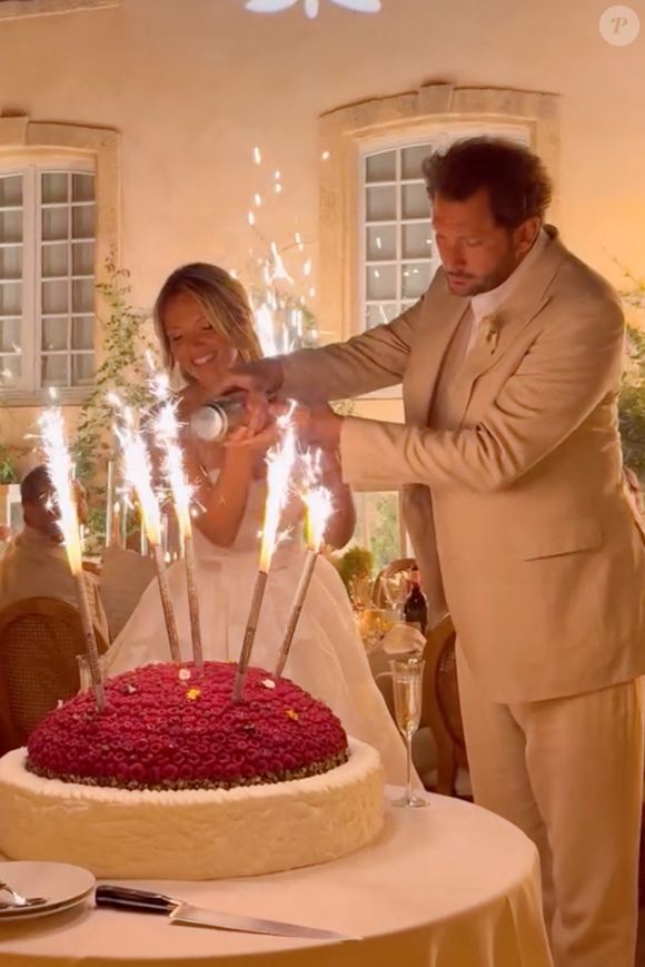 Après sa rupture avec la mère de ses enfants, l'animateur a épouse la présentatrice météo de M6 Gennifer Demey

Exclusif - Mariage d'Eric Antoine et Gennifer Demey à Aix-en-Provence le 30 août 2025.
Crédit : Agence / Bestimage
