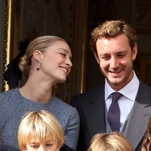 Pierre Casiraghi, Beatrice Borromeo, leurs fils Stefano et Francesco avec Maximilian et India - La famille princière de Monaco au balcon du palais, à l'occasion de la Fête Nationale de Monaco, le 19 novembre 2025. © Dominique Jacovides/Bestimage