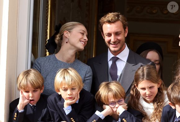Pierre Casiraghi, Beatrice Borromeo, leurs fils Stefano et Francesco avec Maximilian et India - La famille princière de Monaco au balcon du palais, à l'occasion de la Fête Nationale de Monaco, le 19 novembre 2025. © Dominique Jacovides/Bestimage