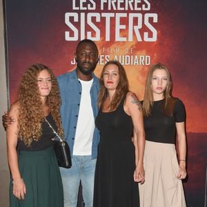 Barbara Rocher (fille de Karole Roche, Karole Rocher et son compagnon Thomas Ngijol, Gina Rocher (fille de Karole Rocher) - Avant-première du film "Les frères sisters" au cinéma l'UGC Normandie à Paris le 11 septembre 2018. © Coadic Guirec/Bestimage