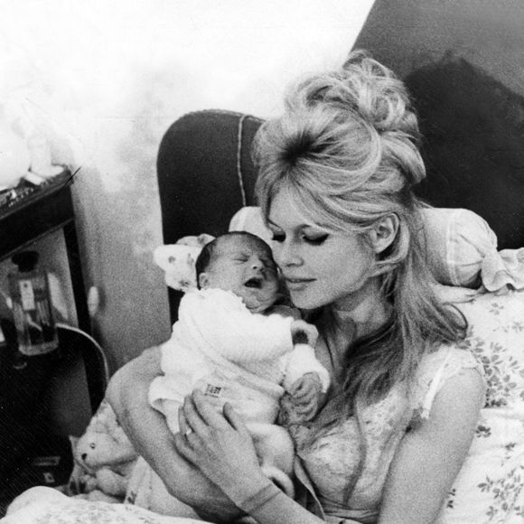 Livre dans lequel elle tenait des propos difficiles sur sa grossesse, "neuf mois de cauchemar", affirmant se donner des coups de poing au ventre

Brigitte Bardot et son fils Nicolas, unique enfant qu'elle a eu, né de son mariage avec Jacques Charrier Keystone USA Collection / Bestimage