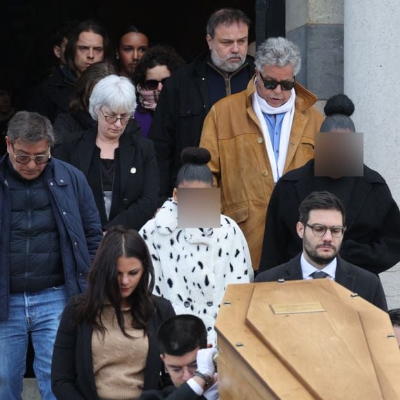 Iris et Maya, les filles de la défunte, Choukri Gabteni - Sorties des obsèques d’Isabelle Mergault à la Coupole du Père-Lachaise à Paris le 30 mars 2026. © Cyril Moreau - Dominique Jacovides / Bestimage