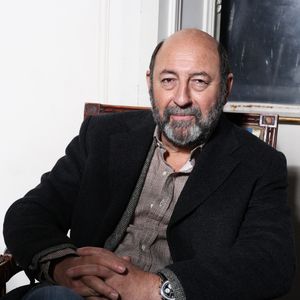 Exclusif - Kad Merad lors de la remise des prix de l'académie Alphonse Allais à paris le 18 novembre 2025 dans les salons d'honneur de la SACD.
© Denis Guignebourg / Bestimage