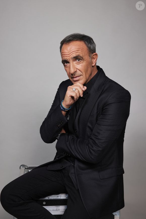 L'homme sur l'affiche des "Grands Âges" n'est autre que le célèbre photographe italien Italo Zannier... rencontré par hasard à Venise ! 

Nikos Aliagas - Studio avec les invités de l'enregistrement de l'émission "La chanson secrète N°14", présentée par N.Aliagas et diffusée le 26 décembre sur TF1, à Paris, France, le 9 décembre 2025. © Jacovides-Moreau/Bestimage