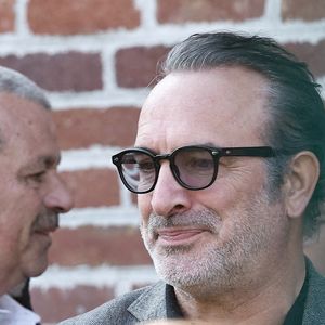 Cachée derrière des lunettes noires, sa jeune veuve Audrey, épousée peu avant le drame, est apparue effondrée par le chagrin.

Eric Collado, Jean Dujardin - Arrivées aux obsèques de Bruno Salomone en l'église Sainte-Anne de Polangis de Joinville-le-Pont (Val-de-Marne) le 23 mars 2026. © Cyril Moreau Dominique Jacovides / Bestimage