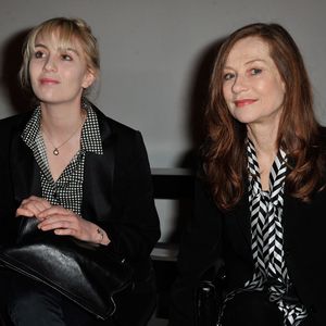Isabelle Huppert et sa fille Lolita Chammah (enceinte) - People au défilé de mode "Agnès b", collection prêt-à-porter Automne-Hiver 2014/2015, à Paris. Le 4 mars 2014