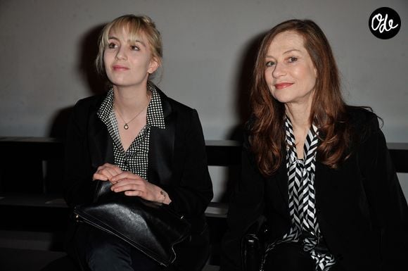 Isabelle Huppert et sa fille Lolita Chammah (enceinte) - People au défilé de mode "Agnès b", collection prêt-à-porter Automne-Hiver 2014/2015, à Paris. Le 4 mars 2014