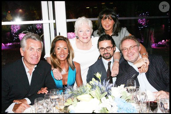 Celle qui est originaire du Maroc a appris la langue de Molière en lisant les romans-photos de "Nous-Deux", comme elle l'a confié au "Parisien".

Jackie Lombard et Line Renaud, le 9 septembre 2012.

Photo : Bertrand Rindoff-Petroff / Bestimage