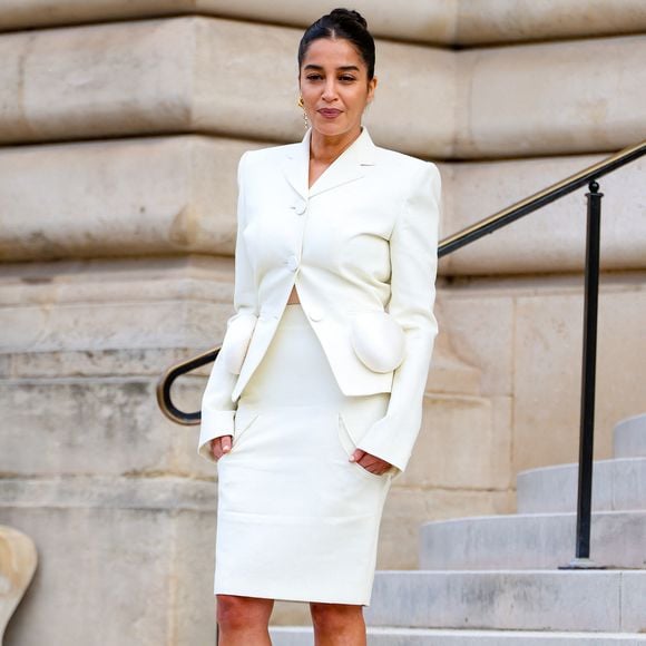 Avec des poches tridimensionnelles sculptées

Leïla Bekhti - Sorties des célébrités au défilé Schiaparelli "Collection Haute Couture Printemps/Eté 2026" lors de la Fashion Week de Paris (PFW), au Petit Palais à Paris, France, le 26 janvier 2026. © Denis Guignebourg/Bestimage