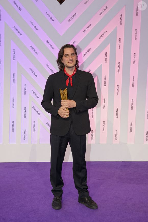 Luca Marinelli, Prix d’interprétation masculined ans Mussolini : Son of the Century, au photocall de la cérémonie de clôture du festival Series Mania à Lille le 28 mars 2025.
© Stéphane Vansteenkiste / Bestimage