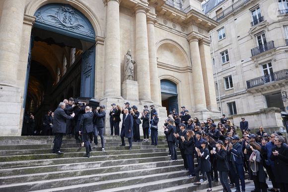 Maïwenn porte le cercueil sous les applaudissements - Sortie des obsèques de Jean-Yves Le Fur en l'église Saint-Roch à Paris, le 6 avril 2024. © Cyril Moreau-Dominique Jacovides/Bestimage