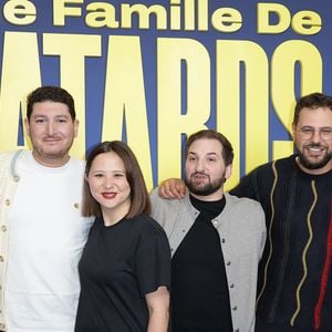 Le film sera disponible sur Prime Video à partir du 12 juin 2026.

Alexandre Kominek, le réalisateur Mourad Winter, Laura Felpin, Benjamin Tranié, Hakim Jemili et Florence Foresti lors de la première du film "Une famille de bâtards" au cinéma Pathé Palace à Paris le 7 juin 2026. © Coadic Guirec / Bestimage