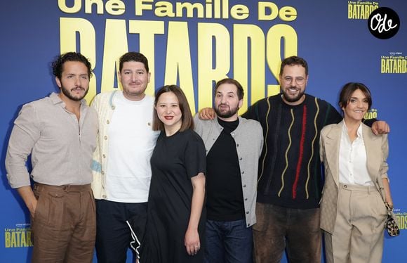 Le film sera disponible sur Prime Video à partir du 12 juin 2026.

Alexandre Kominek, le réalisateur Mourad Winter, Laura Felpin, Benjamin Tranié, Hakim Jemili et Florence Foresti lors de la première du film "Une famille de bâtards" au cinéma Pathé Palace à Paris le 7 juin 2026. © Coadic Guirec / Bestimage