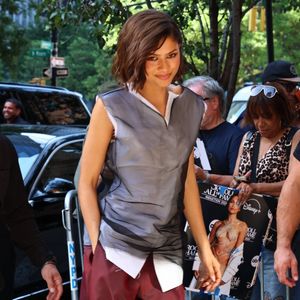 Zendaya s'est arrêtée pour saluer des fans à son retour à l'hôtel, après une session de promotion pour Spider-Man à New York. Backgrid USA / Bestimage